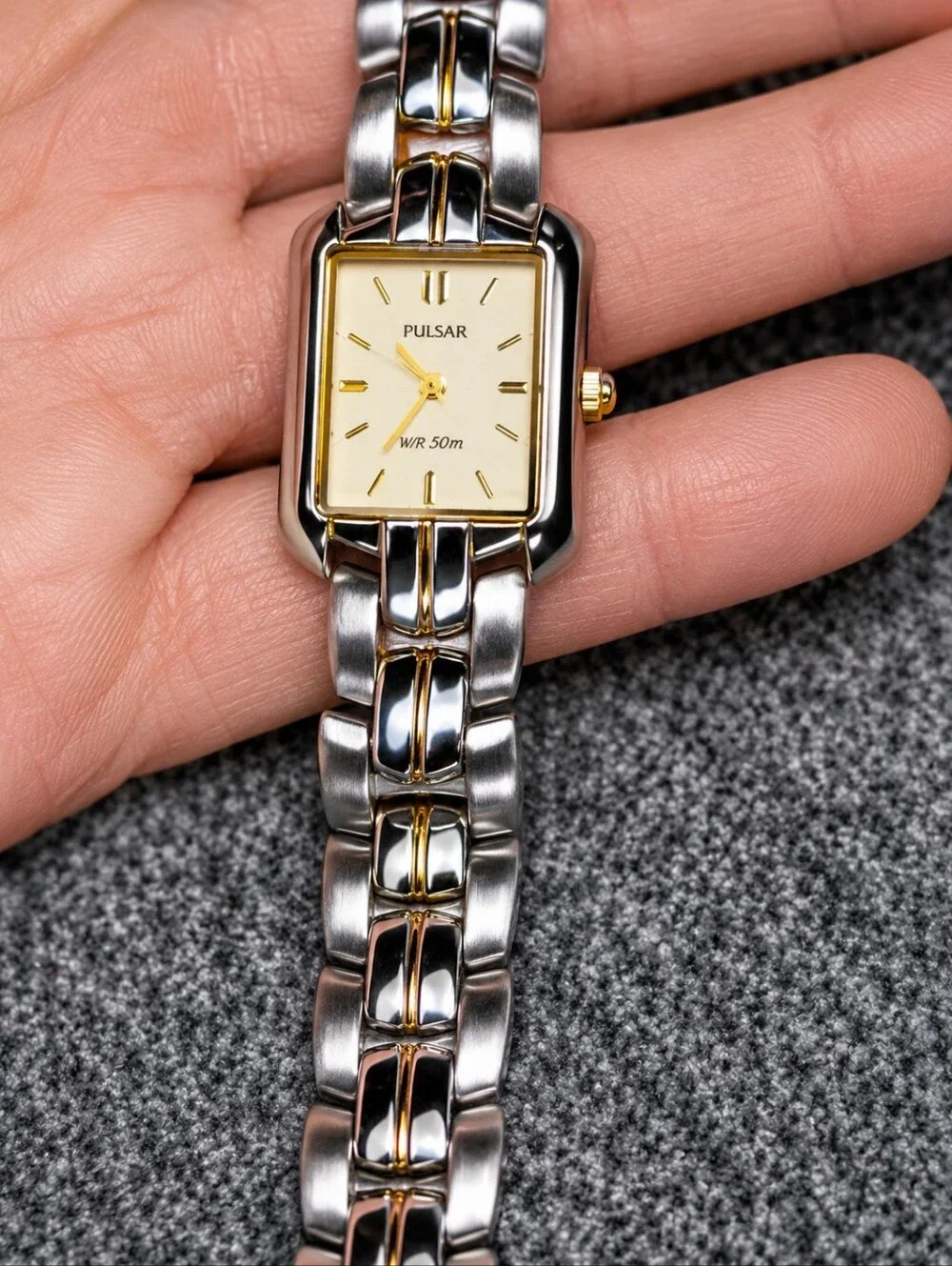 Vintage Pulsar Women’s Two Tone Tank Watch V401-6030 50M Y2K Retro Minimalist CC